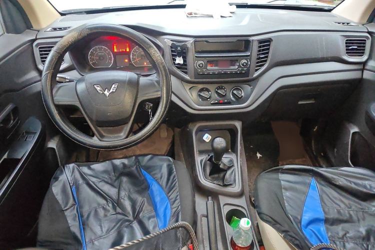 Used Wuling Hongguang V 2020 Model 1.2L Jingqu Edition China VI LSI Interior 2