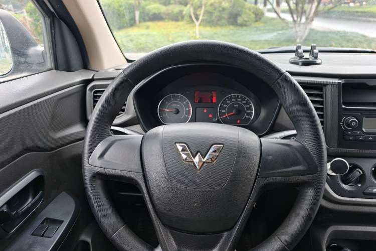 Used Wuling Hongguang V 2020 1.2L Jingqu Edition Window-Sealed Vehicle China VI LSI Interior 2