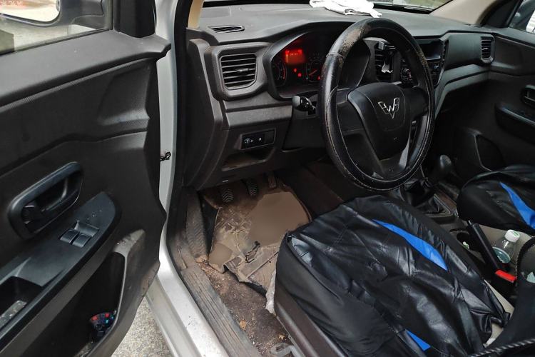 Used Wuling Hongguang V 2020 Model 1.2L Jingqu Edition China VI LSI Interior 3