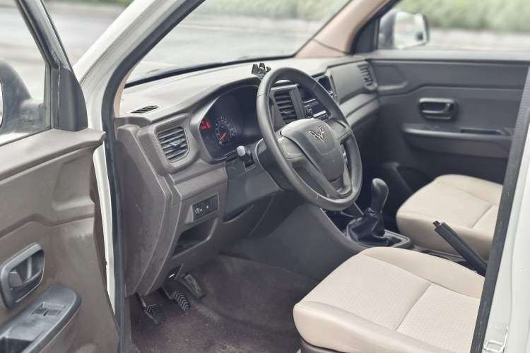 Used Wuling Hongguang V 2020 1.2L Jingqu Edition Window-Sealed Vehicle China VI LSI Interior 3