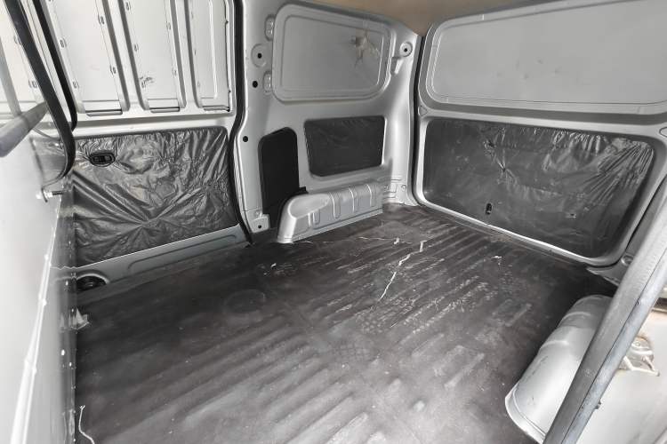 Used Wuling Hongguang V 2020 1.2L Jingqu Edition Window-Sealed Vehicle China VI LSI Interior 4