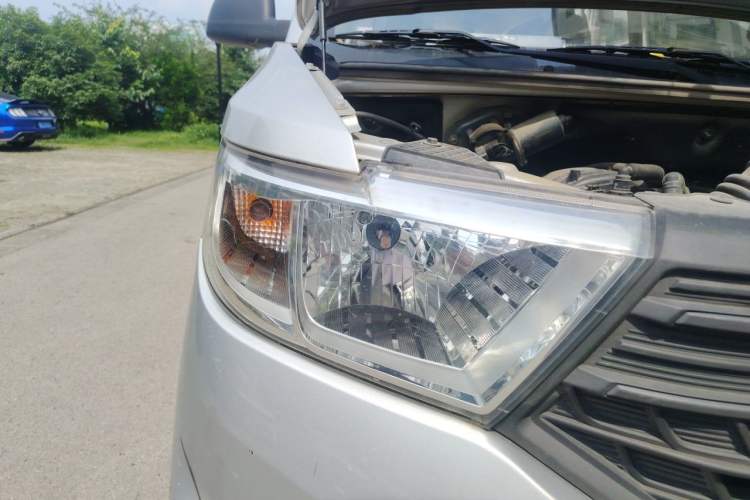 Used Wuling Hongguang V 2020 Model 1.2L Jingqu Edition China VI LSI Right Front Headlight