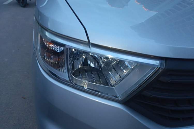 Used Wuling Hongguang V 2020 Model 1.2L Jingqu Edition China VI LSI Right Front Headlight