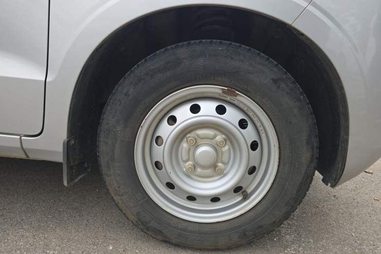 Used Wuling Hongguang V 2020 1.5L Commercial Vehicle China VI LAR Right Front Wheel Hub