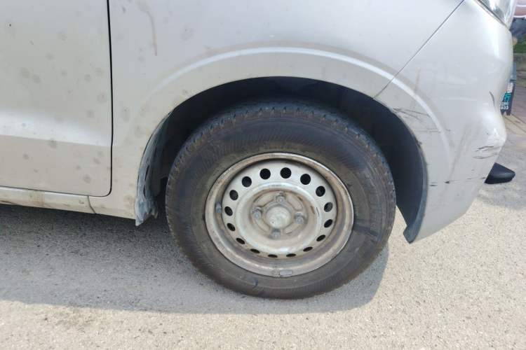 Used Wuling Hongguang V 2020 Model 1.2L Jingqu Edition China VI LSI Right Front Wheel Hub