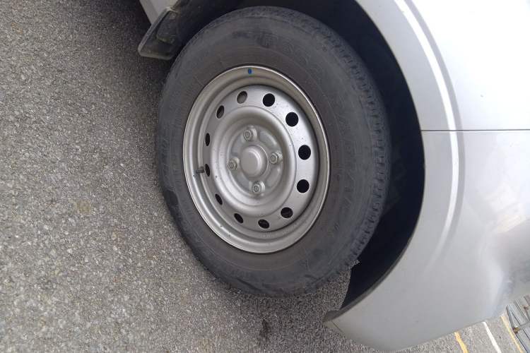 Used Wuling Hongguang V 2020 1.5L Commercial Vehicle China VI LAR Right Front Wheel Hub