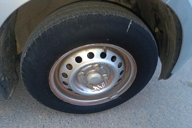 Used Wuling Hongguang V 2020 Model 1.2L Jingqu Edition China VI LSI Right Front Wheel Hub
