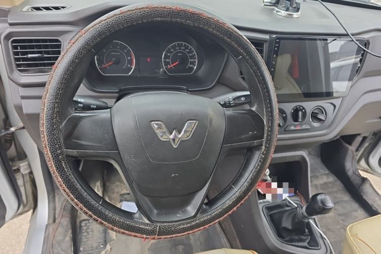Used Wuling Hongguang V 2020 1.5L Commercial Vehicle China VI LAR Steering Wheel