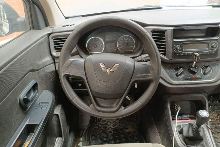 Used Wuling Hongguang V 2020 1.5L Commercial Vehicle China VI LAR Steering Wheel