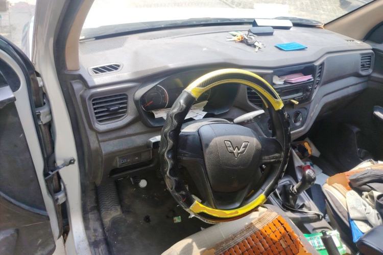 Used Wuling Hongguang V 2020 Model 1.2L Jingqu Edition China VI LSI Steering Wheel