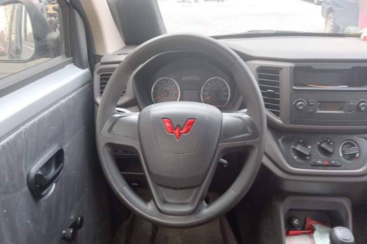 Used Wuling Hongguang V 2020 1.5L Commercial Vehicle China VI LAR Steering Wheel