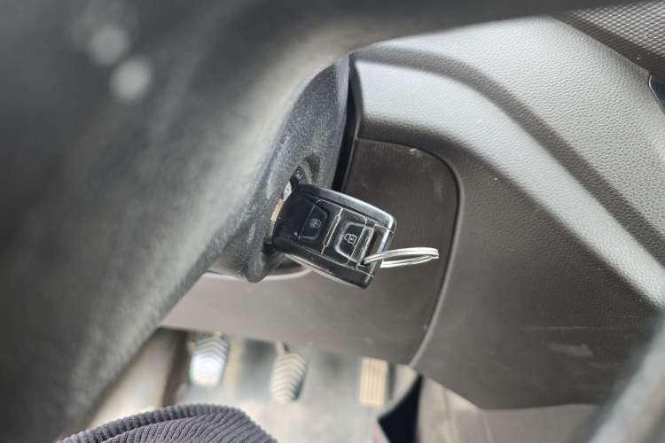 Used Wuling Hongguang V 2020 1.5L Commercial Vehicle China VI LAR Vehicle Key