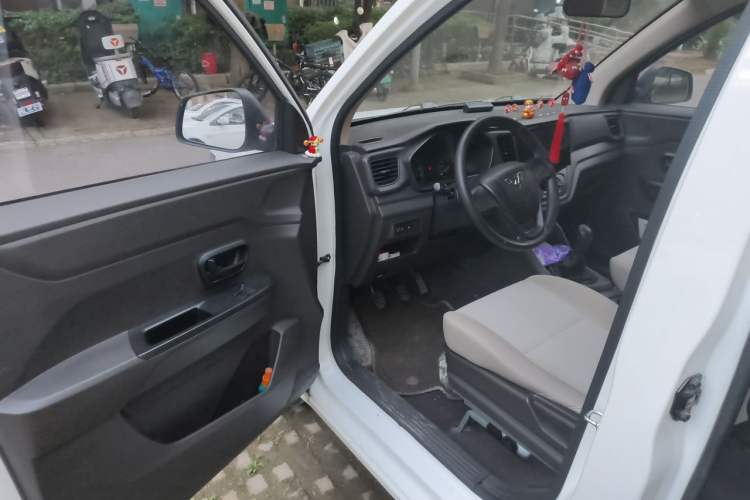 Used Wuling Hongguang V 2020 Model 1.2L Jingqu Edition China VI LSI Driver Seat