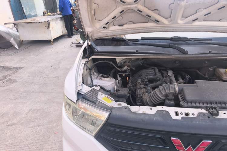 Used Wuling Hongguang V 2020 Model 1.2L Jingqu Edition China VI LSI Engine Bay Right