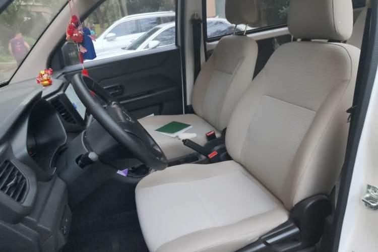 Used Wuling Hongguang V 2020 Model 1.2L Jingqu Edition China VI LSI Left Front Seat