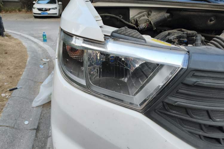 Used Wuling Hongguang V 2020 Model 1.2L Jingqu Edition China VI LSI Right Front Headlight