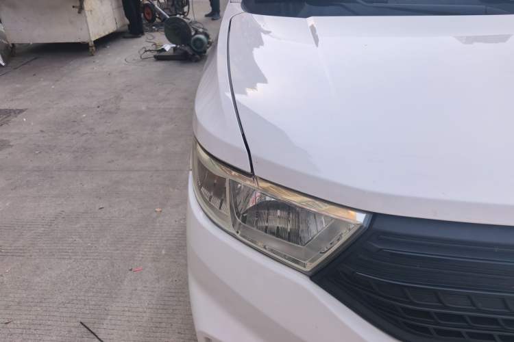 Used Wuling Hongguang V 2020 Model 1.2L Jingqu Edition China VI LSI Right Front Headlight
