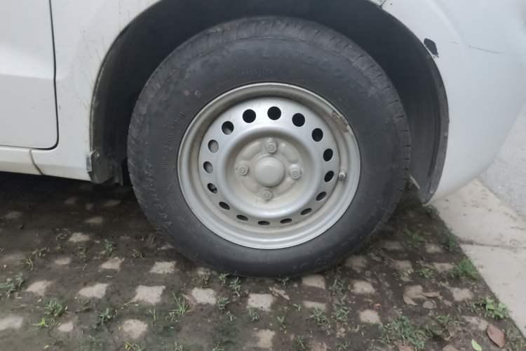 Used Wuling Hongguang V 2020 Model 1.2L Jingqu Edition China VI LSI Right Front Wheel Hub