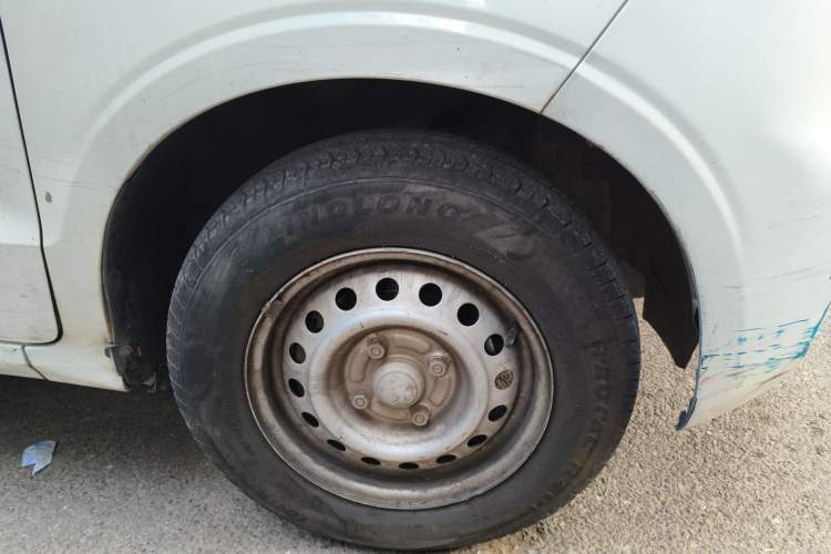 Used Wuling Hongguang V 2020 Model 1.2L Jingqu Edition China VI LSI Right Front Wheel Hub