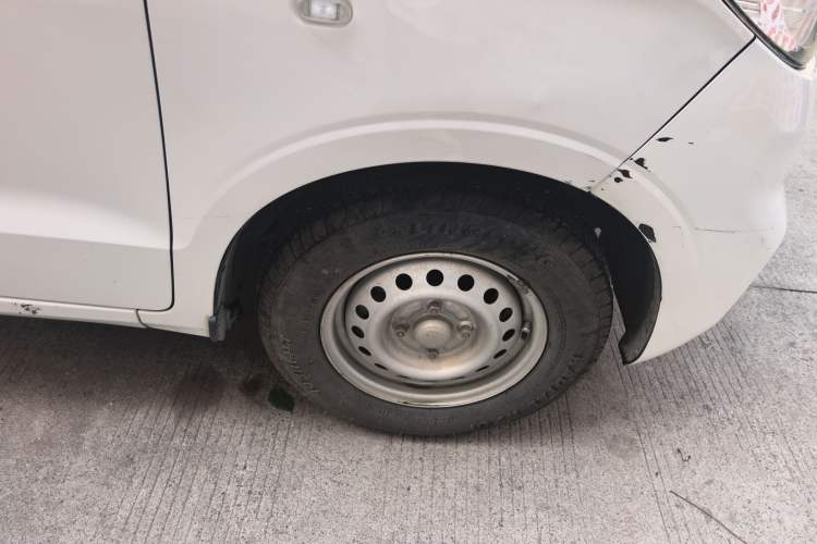 Used Wuling Hongguang V 2020 Model 1.2L Jingqu Edition China VI LSI Right Front Wheel Hub