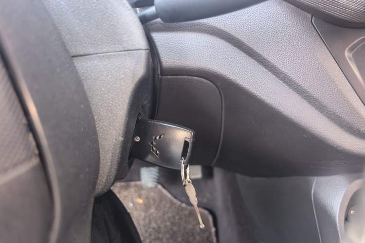 Used Wuling Hongguang V 2020 Model 1.2L Jingqu Edition China VI LSI Vehicle Key