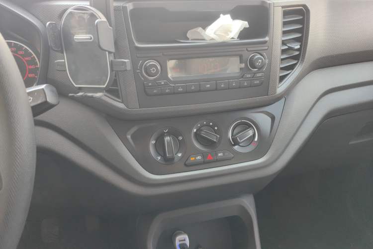 Used Wuling Hongguang V 2021 1.5L Jingqu Edition Enclosed-Window Vehicle LAR Audio And AC Panel
