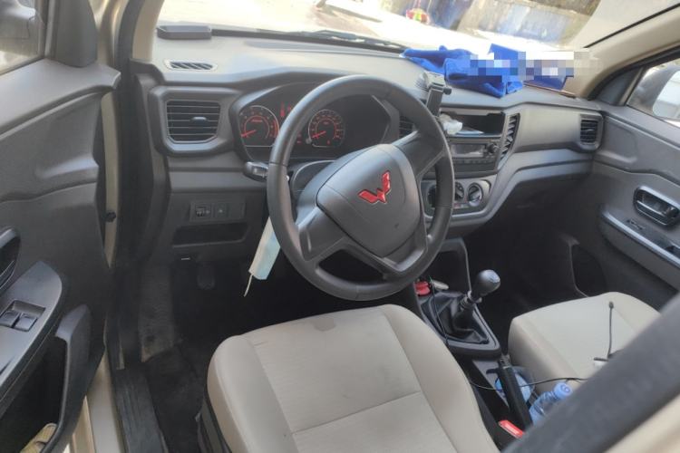 Used Wuling Hongguang V 2021 1.5L Jingqu Edition Enclosed-Window Vehicle LAR Center Console