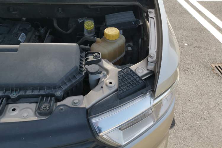 Used Wuling Hongguang V 2021 1.5L Jingqu Version LAR Engine Bay Left