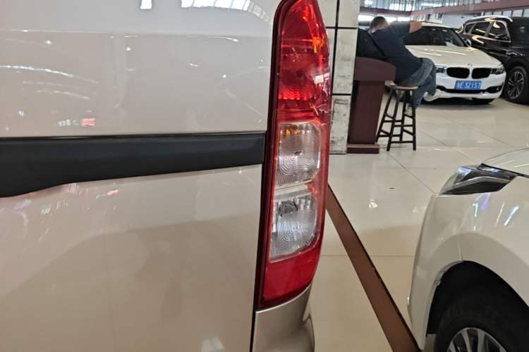 Used Wuling Hongguang V 2021 1.5L Jingqu Version LAR Exterior 3