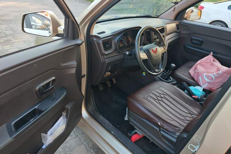 Used Wuling Hongguang V 2021 1.5L Refreshed Enjoyment Edition LAR Interior 3