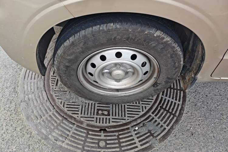 Used Wuling Hongguang V 2021 1.5L Jingqu Version LAR Left Front Wheel Hub