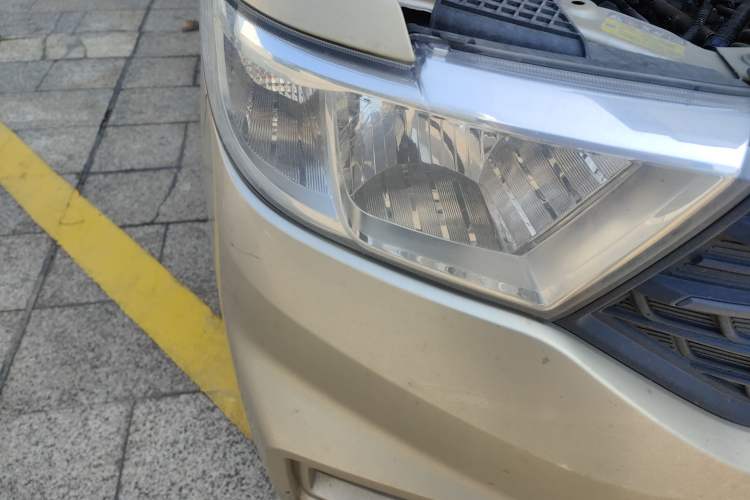 Used Wuling Hongguang V 2021 1.5L Jingqu Edition Enclosed-Window Vehicle LAR Right Front Headlight