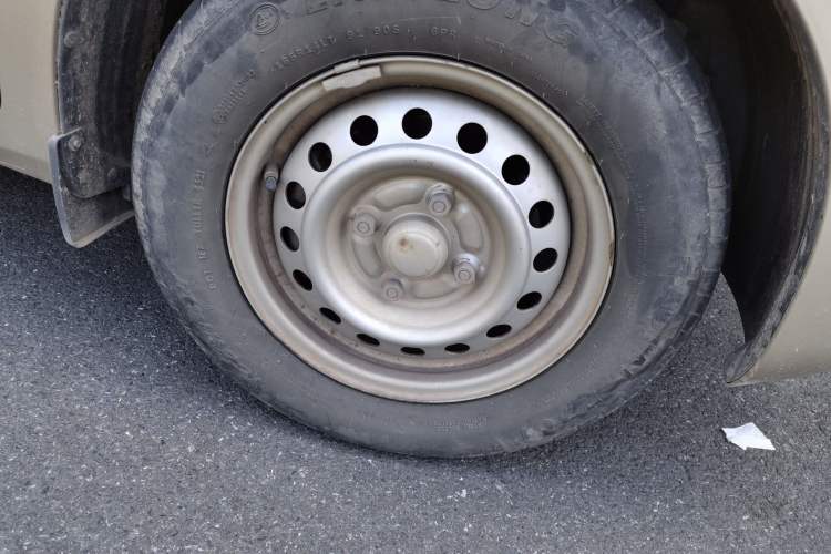 Used Wuling Hongguang V 2021 1.5L Jingqu Version LAR Right Front Wheel Hub