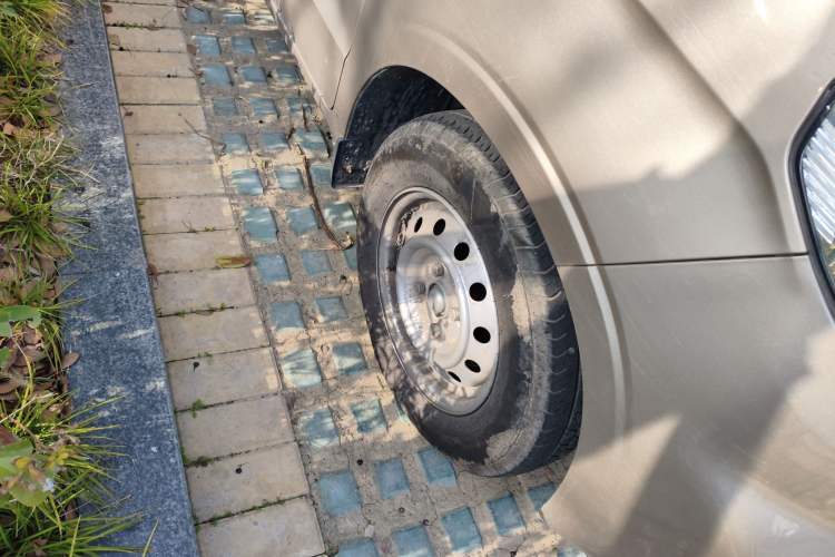 Used Wuling Hongguang V 2021 1.5L Jingqu Version LAR Right Front Wheel Hub