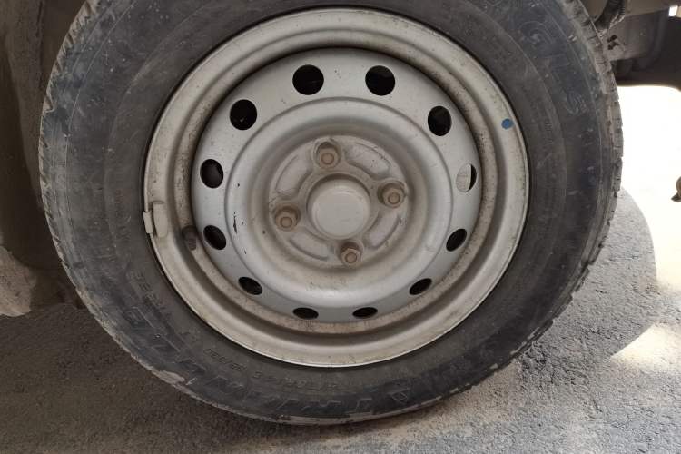 Used Wuling Hongguang V 2021 1.5L Jingqu Version LAR Right Front Wheel Hub