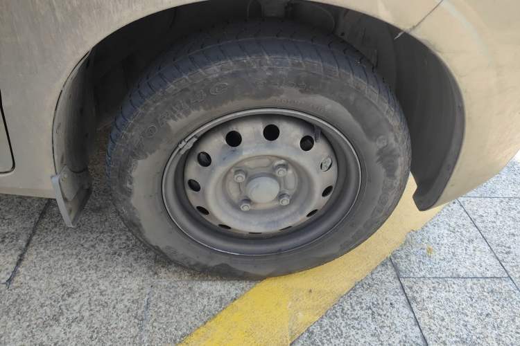 Used Wuling Hongguang V 2021 1.5L Jingqu Edition Enclosed-Window Vehicle LAR Right Front Wheel Hub
