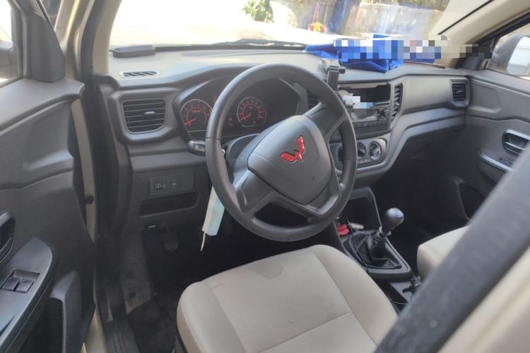Used Wuling Hongguang V 2021 1.5L Jingqu Edition Enclosed-Window Vehicle LAR Steering Wheel