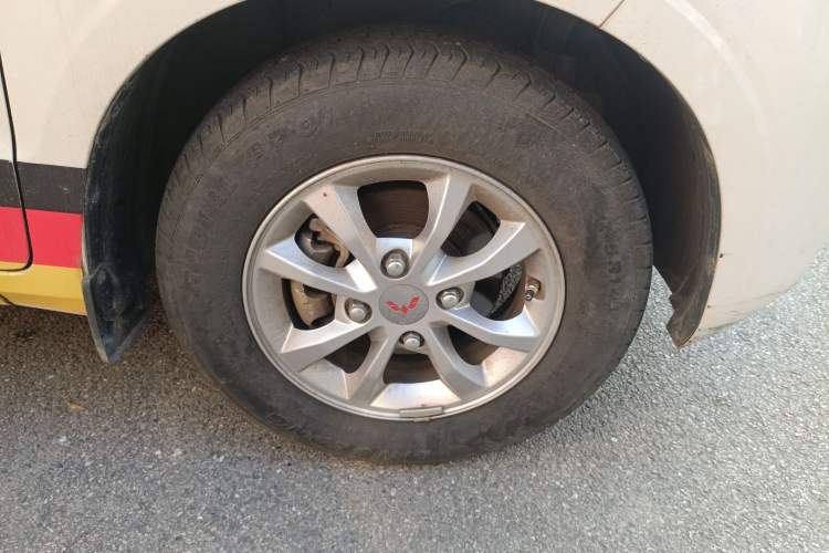 Used Wuling Hongguang V 2021 1.5L Enjoyment Edition LAR Right Front Wheel Hub