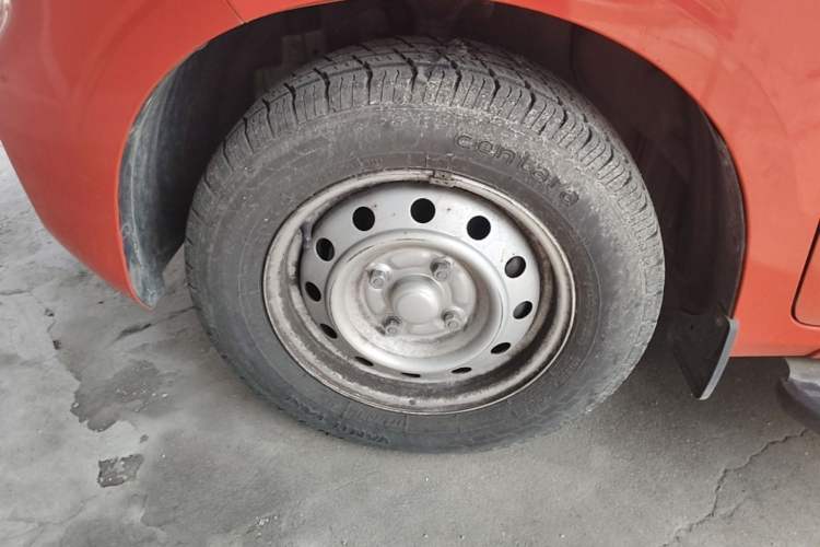Used Wuling Hongguang V 2021 1.5L Jingqu Version LAR Left Front Wheel Hub