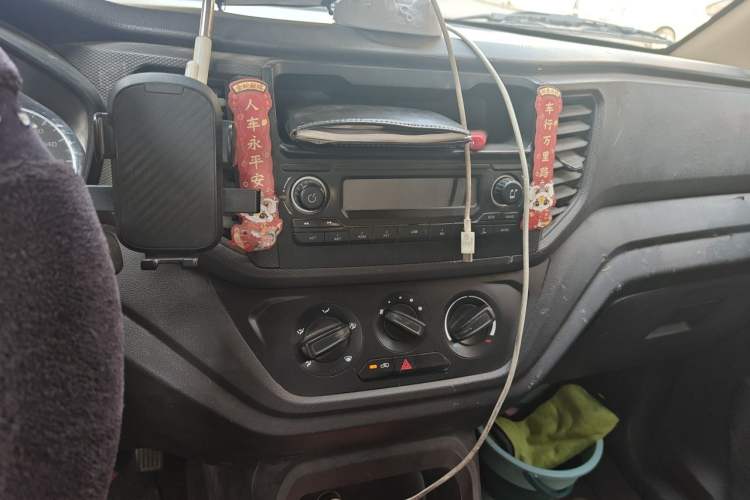 Used Wuling Hongguang V 2021 1.5L Jingqu Edition Enclosed-Window Vehicle LAR Audio And AC Panel