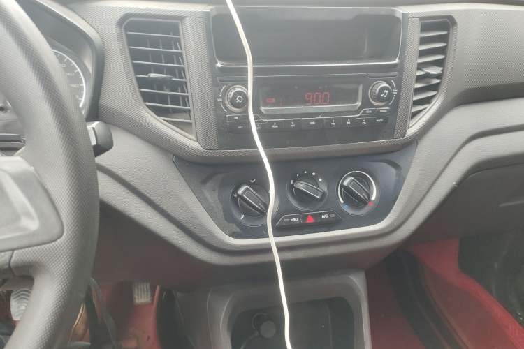 Used Wuling Hongguang V 2021 1.5L Jingqu Edition Enclosed-Window Vehicle LAR Audio And AC Panel