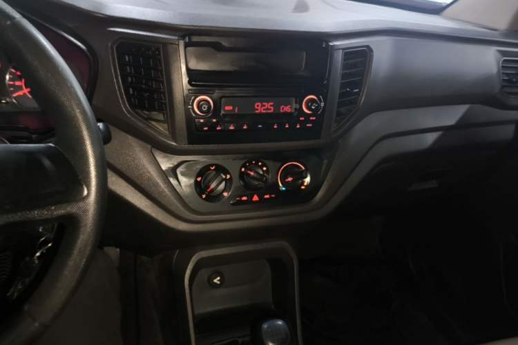 Used Wuling Hongguang V 2021 1.5L Jingqu Edition Enclosed-Window Vehicle LAR Audio And AC Panel
