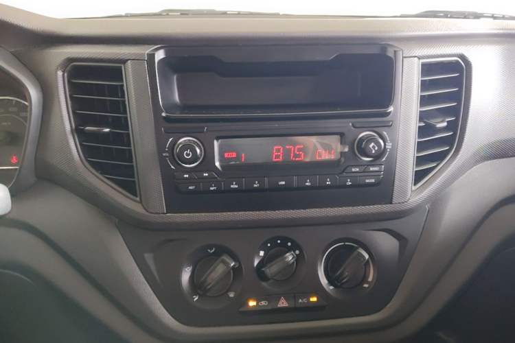 Used Wuling Hongguang V 2021 1.5L Jingqu Edition Enclosed-Window Vehicle LAR Audio And AC Panel