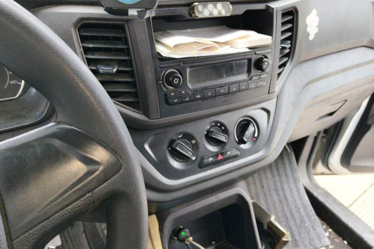 Used Wuling Hongguang V 2021 1.5L Jingqu Edition Enclosed-Window Vehicle LAR Audio And AC Panel