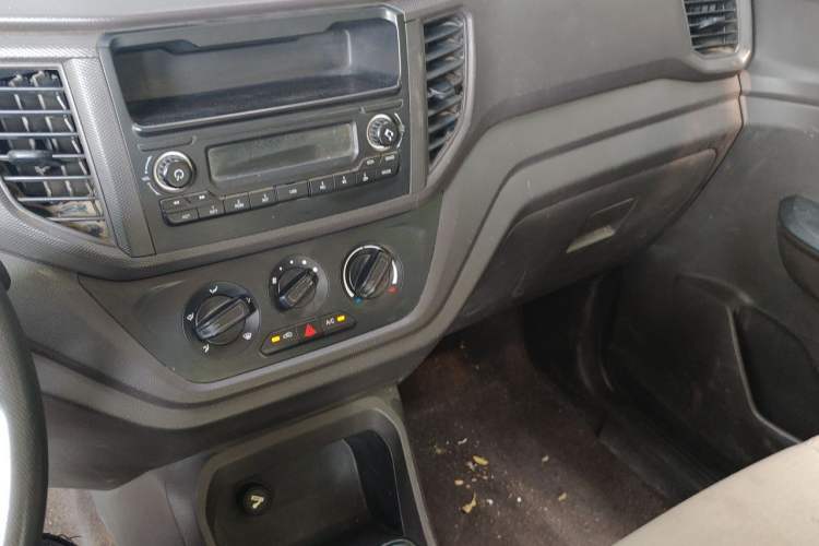 Used Wuling Hongguang V 2021 1.5L Jingqu Edition Enclosed-Window Vehicle LAR Audio And AC Panel