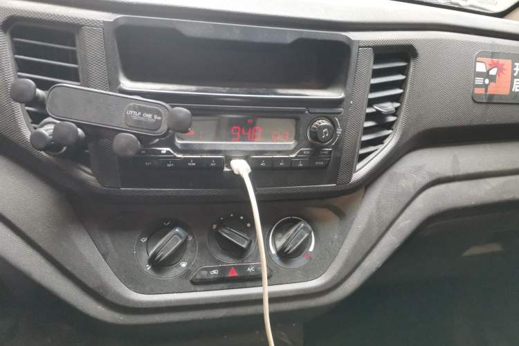 Used Wuling Hongguang V 2021 1.5L Jingqu Edition Enclosed-Window Vehicle LAR Audio And AC Panel