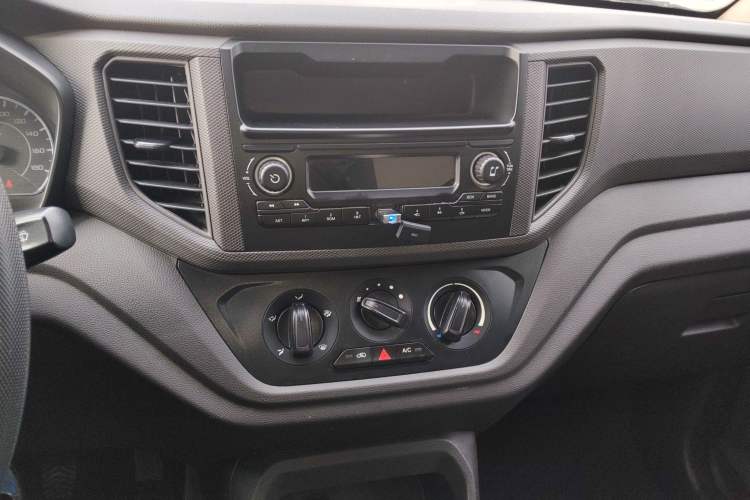 Used Wuling Hongguang V 2021 1.5L Jingqu Edition Enclosed-Window Vehicle LAR Audio And AC Panel