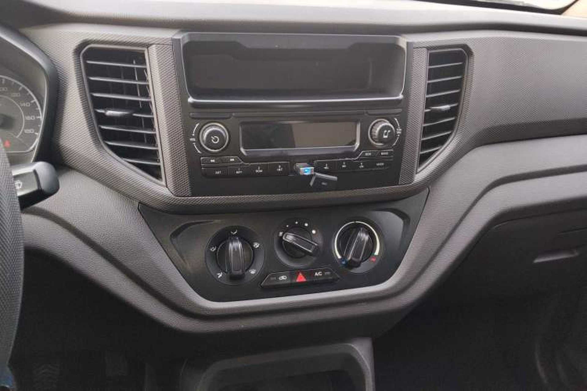 Used Wuling Hongguang V 2021 1.5L Jingqu Edition Enclosed-Window Vehicle LAR Audio And AC Panel