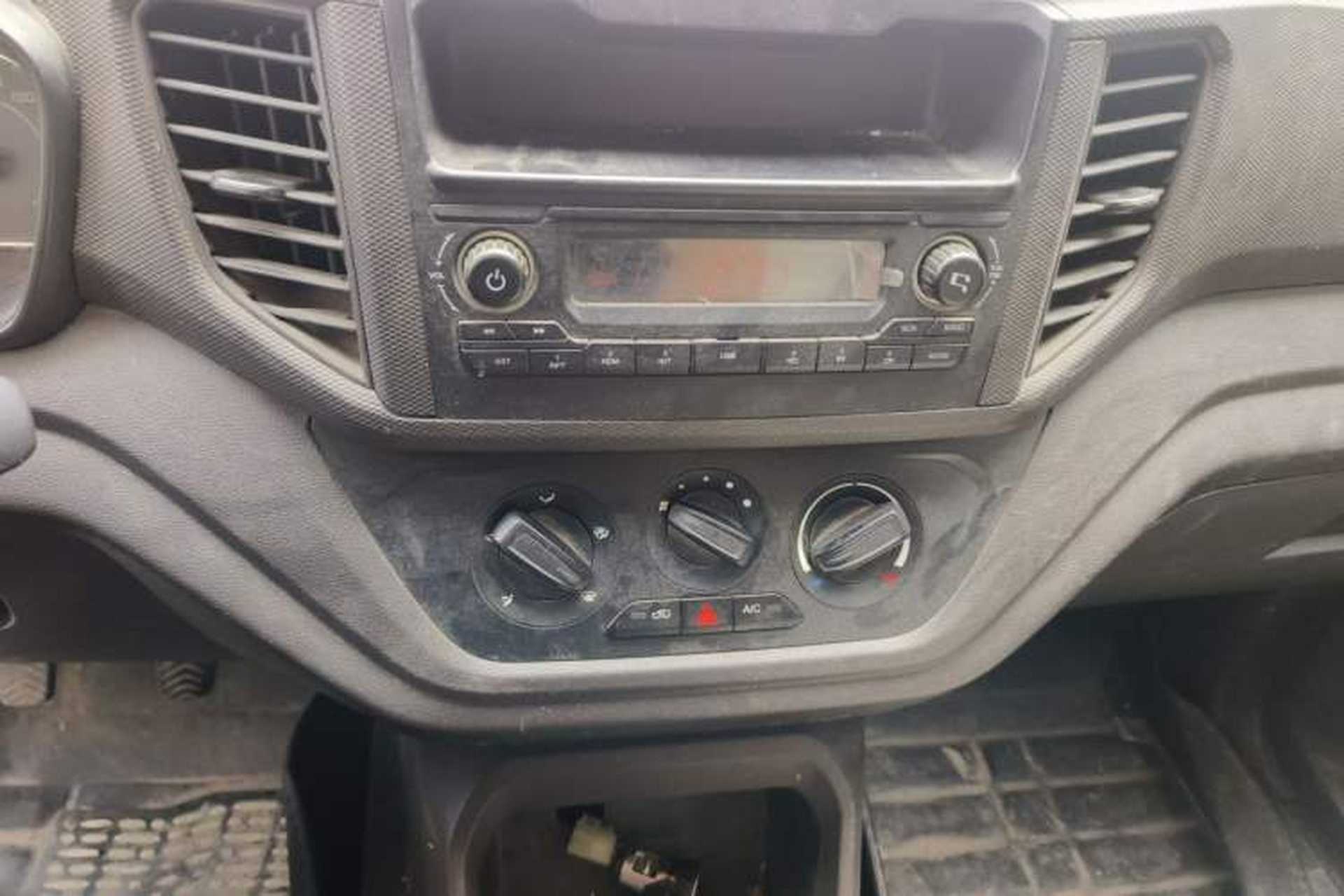 Used Wuling Hongguang V 2021 1.5L Jingqu Edition Enclosed-Window Vehicle LAR Audio And AC Panel
