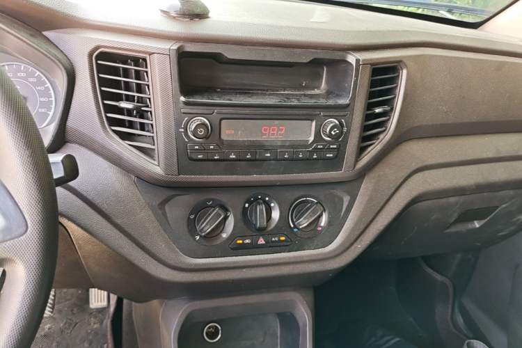 Used Wuling Hongguang V 2021 1.5L Jingqu Edition Enclosed-Window Vehicle LAR Audio And AC Panel